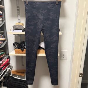 SPANX Charcoal Gray Camo Seamless Shaping Leggings